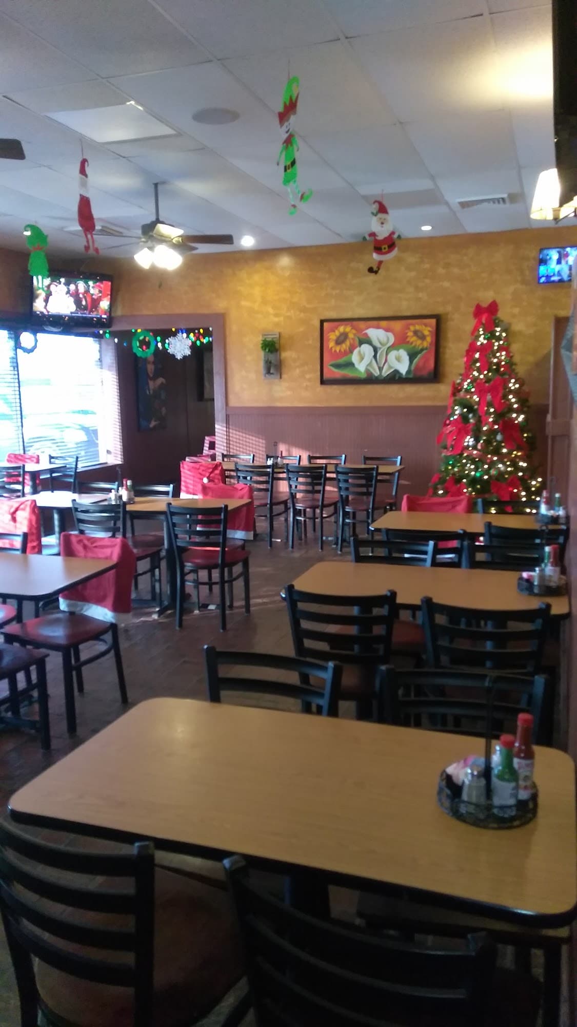 Dos Molinos dining room table setup